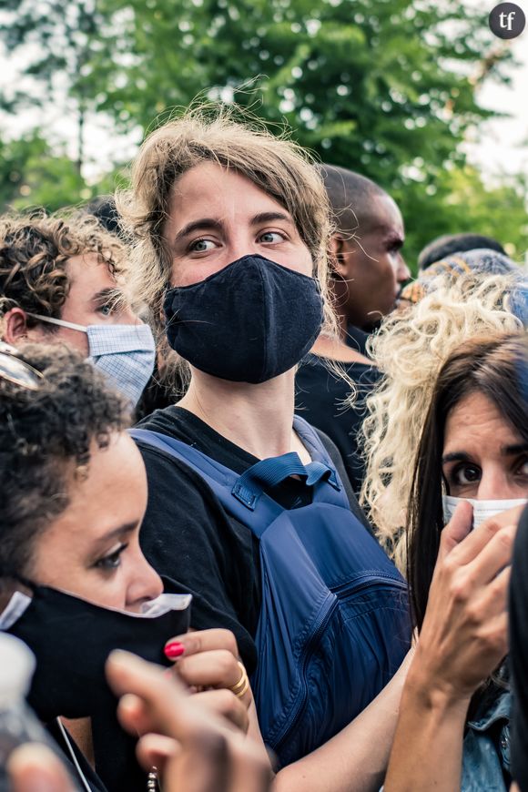  "Quand Adèle Haenel s'est levée et a quitté la salle des César en 2020, elle aurait pu être rattrapée par une foule, mais les gens ont sans doute justifié leur passivité par sa colère. Quand on me parle de mon discours, j'ai le sentiment qu'il " convient ". Pourtant, moi aussi je suis très très en colère !".
Adèle Haenel - People à la manifestation de soutien à Adama Traoré devant le tribunal de Paris le 2 juin 2020. Environ 20.000 personnes ont participé mardi soir devant le tribunal de Paris à un rassemblement interdit, émaillé d'incidents, à l'appel du comité de soutien à la famille d'Adama Traoré, jeune homme noir de 24 ans mort en 2016 après son interpellation. © Cyril Moreau / Bestimage