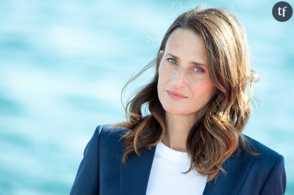 Une analogie assumée à une tribune pro-#MeToo signée par 150 artistes, dont beaucoup d'actrices. L'idée ? Exiger une loi contre les violences sexuelles et sexistes. 
Camille Cottin lors du photocall pour "Dix pour Cent" à CannesSeries à Cannes, le 13 octobre 2020.