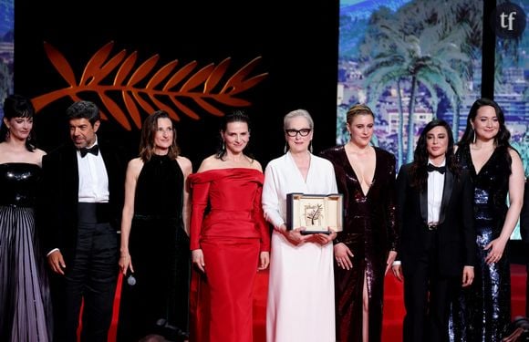 En plein mouvement #MeTooCinema, le Festival de Cannes prend place, au lendemain des accusations dont fait l'objet Alain Sarde, l'un des plus célèbres producteurs du cinéma français (derrière Jean-Luc Godard, Bertrand Tavernier, Roman Polanski...), et de la diffusion très médiatisée de nombreuses paroles indignées comme celle de Juliette Binoche... Qui s'est justement exprimée lors de la cérémonie de cette édition.
Eva Green, Pierfrancesco Favino, Camille Cottin, Juliette Binoche, Meryl Streep (Palme d'Or d'Honneur), Greta Gerwig, Nadine Labaki, Lily Gladstone - Cérémonie d'ouverture du 77ème Festival International du Film de Cannes, au Palais des Festivals à Cannes. Le 14 mai 2024. © Borde-Jacovides-Moreau / Bestimage 