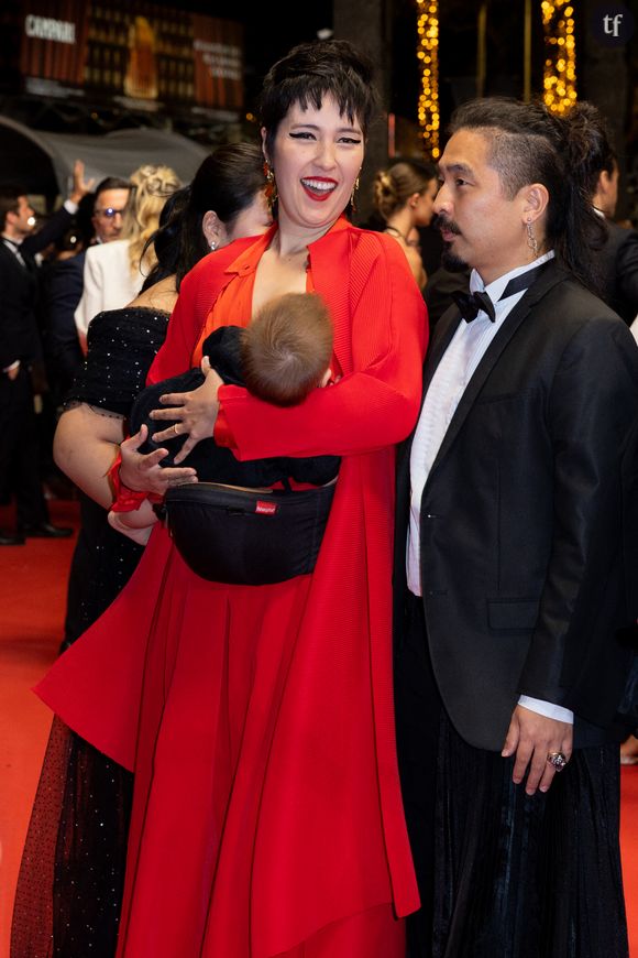 A Cannes, une invitée... allaite son bébé (et brise un tabou)Une femme allaite son bébé en montant les marches - Montée des marches du film " Motel Destino " lors du 77ème Festival International du Film de Cannes, au Palais des Festivals à Cannes. Le 22 mai 2024 © Olivier Borde / Bestimage