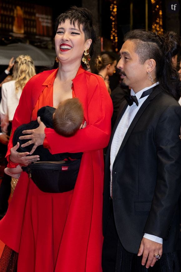 Car en pleine montée des marches du film au Palais des Festivals à Cannes, on a pu apercevoir... Une femme en train d'allaiter son bébé. Radieuse, tout sourire, son enfant dans les bras, elle est venue éblouir ce 77ème Festival International du Film de Cannes.Une femme allaite son bébé en montant les marches - Montée des marches du film " Motel Destino " lors du 77ème Festival International du Film de Cannes, au Palais des Festivals à Cannes. Le 22 mai 2024 © Olivier Borde / Bestimage