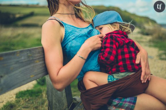 Un geste de mère qui semble tout à fait naturel mais coince encore dans notre société qui sexualise le corps des femmes.