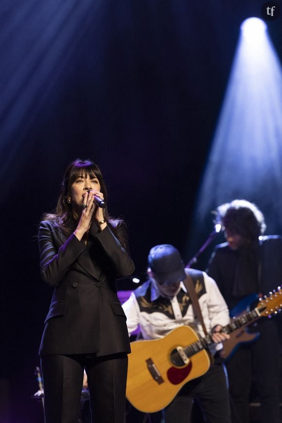 "En attendant, je ne force pas Marin à faire des bisous à des proches et encore moins à des personnes hors du cercle familial. Il a le droit de dire non", nous raconte la chanteuse.
Nolwenn Leroy au concert du gala des 20 ans de la fondation Recherche Alzheimer "2 générations chantent pour la 3ème" à l'Olympia à Paris le 18 mars 2024. © Cyril Moreau / Bestimage 