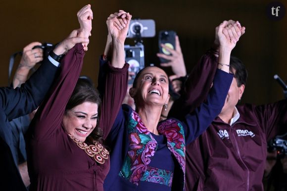 La première présidente élue du Mexique a un but : lutter contre le machisme et les violences faites aux femmes
La présidente élue du Mexique Claudia Sheinbaum (C) et la candidate à la mairie de Mexico Clara Brugada (G), célèbrent la victoire à la présidentielle, à Mexico le 3 juin 2024