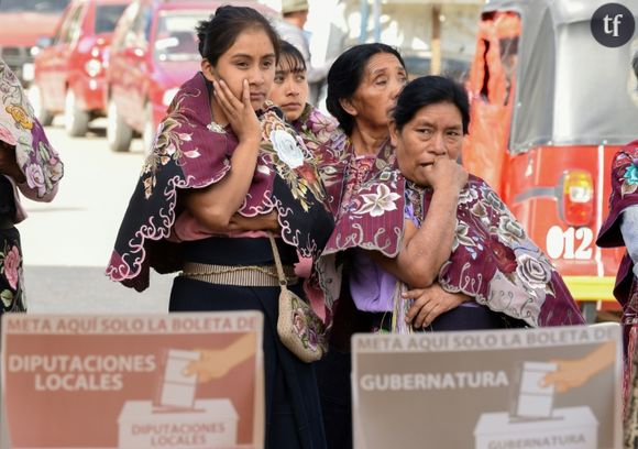 Des femmes indigènes Tzotzil font la queue pour voter à Zinacantan dans l'Etat du Chiapas au Mexique, le 2 juin 2024