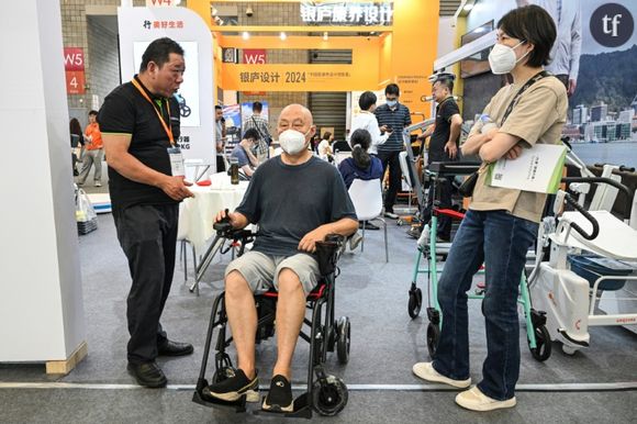 La technologie peut-elle aider les personnes âgées face à l'exclusion ? En Chine, on y croit ! 
Un homme teste une chaise roulante lors d'un salon dédié aux séniors à Shangaï, en Chine, le 13 juin 2024