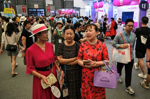 Des visiteurs lors d'un salon dédié aux séniors à Shangaï, en Chine, le 13 juin 2024