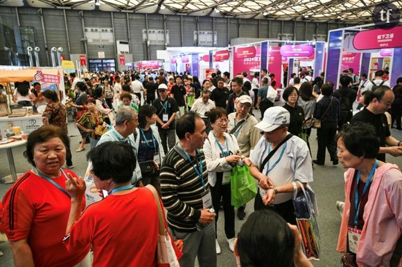 Des visiteurs lors d'un salon dédié aux séniors à Shangaï, en Chine, le 13 juin 2024