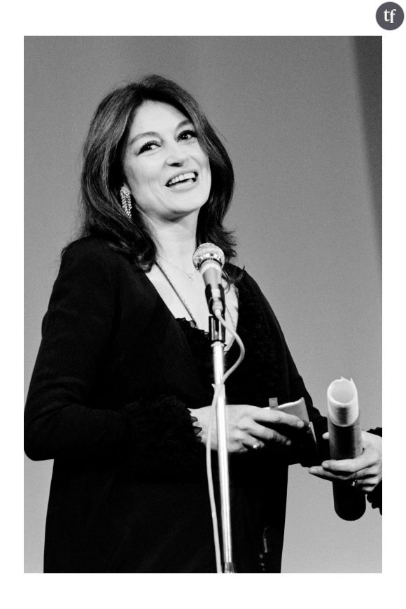 L'actrice française Anouk Aimée reçoit le prix d'interprétation féminine pour le film "Le saut dans le vide" de Marco Bellochio, lors de la cérémonie de clôture du 33e Festival de Cannes, le 23 mai 1980