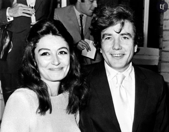 L'actrice Anouk Aimée et l'acteur britannique Albert Finney après leur mariage à Londres, le 8 août 1970