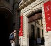Ou quand les planches se font la scène de réflexions plus que jamais nécessaire sur nos sociétés. Mais que privilégier parmi tous ces rendez vous ? Pas d'inquiétude : suivez le guide.
Un homme explore l'historique Maison Jean Vilar pendant le Festival. Le Festival d'Avignon a débuté en France, offrant un mois de célébration du théâtre dans la cité médiévale. Organisée au centre d'Avignon, cette 77e édition propose un programme diversifié de spectacles. Photo par Igor Ferreira/SOPA Images/SPUS/ABACAPRESS.COM