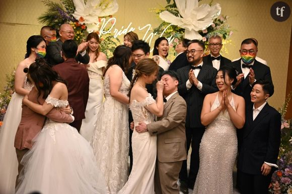 "L'amour n'existe pas juste entre les hommes et les femmes" : dix couples gays se marient à Hong Kong et célèbrent leur fierté
Dix couples LGBT+ célèbrent leur mariage collectif, le 25 juin 2025 à Hong Kong