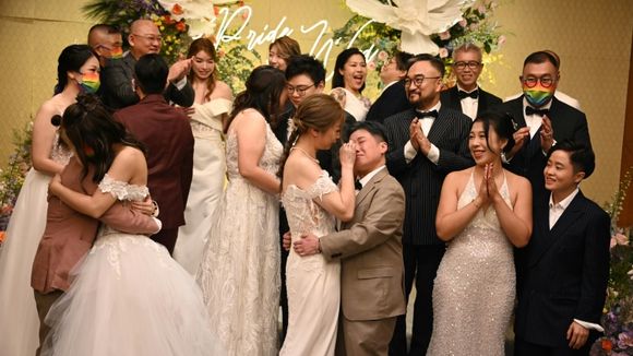 "L'amour n'existe pas juste entre les hommes et les femmes" : dix couples gays se marient à Hong Kong et célèbrent leur fierté