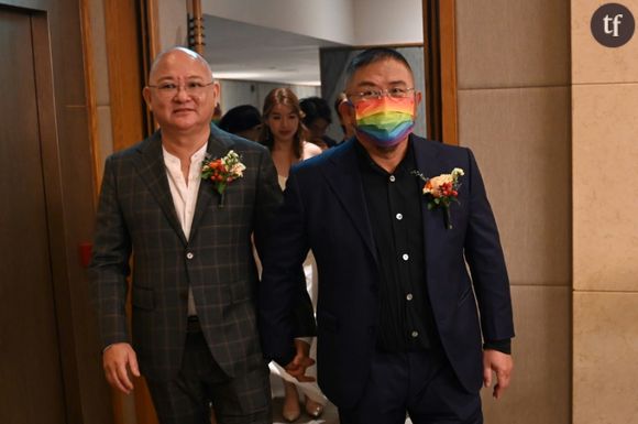 Un couple s'apprête à s'unir lors d'un mariage collectif, le 25 juin 2024 à Hong Kong