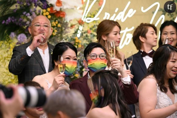 Des couples LGBT+ célèbrent leur mariage collectif, le 25 juin 2024 à Hong Kong