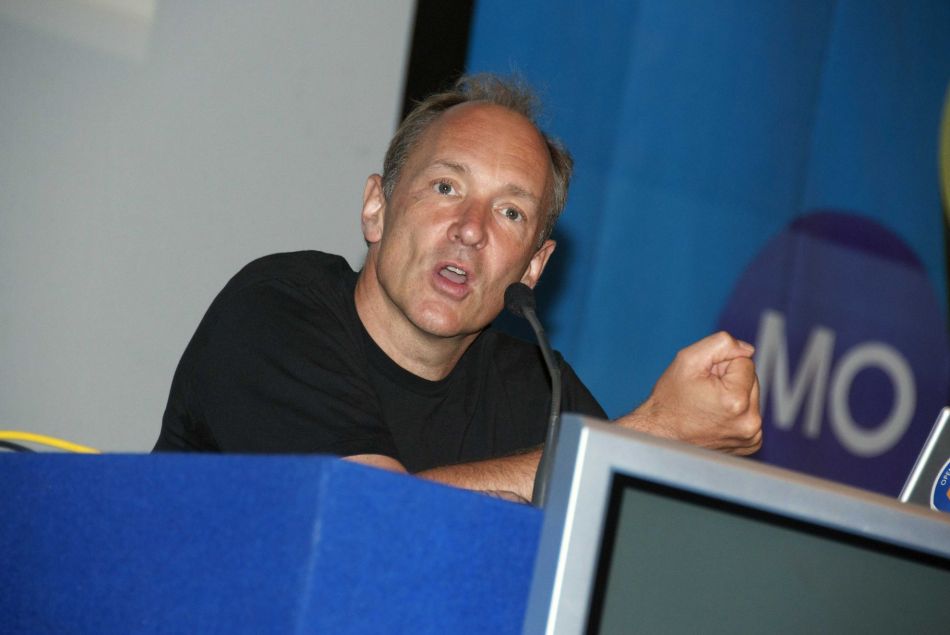 Sir Timothy John Berners-Lee, l'inventeur d'Internet, a condamné le cyber-harcèlement envers les femmes