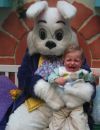 Un bébé qui a l'air RAVI de rencontrer le lapin de Pâques