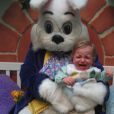 Un bébé qui a l'air RAVI de rencontrer le lapin de Pâques