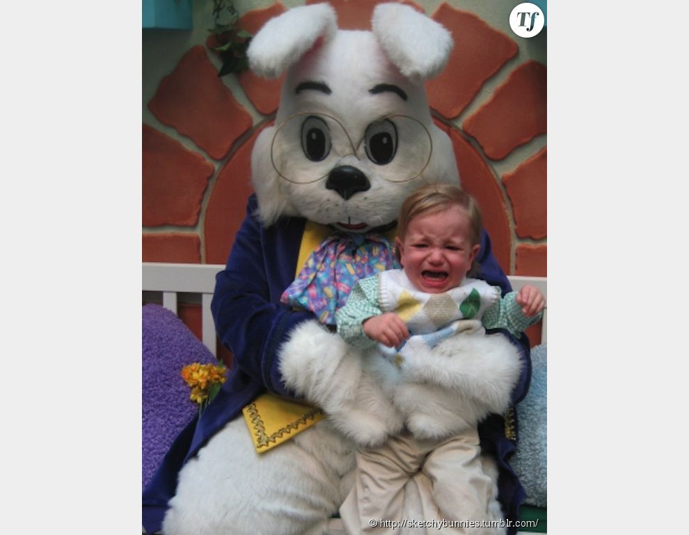 Un bébé qui a l&#039;air RAVI de rencontrer le lapin de Pâques