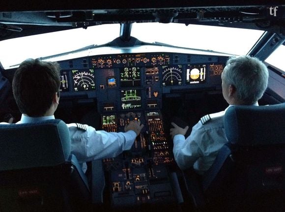 Des pilotes à l'intérieur du cockpit d'un Airbus A320 de la compagnie Germanwings.