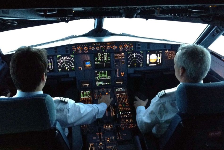 Des pilotes à l'intérieur du cockpit d'un Airbus A320 de la compagnie Germanwings.