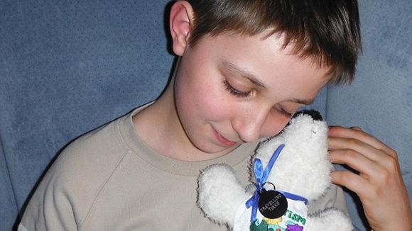 Ce petit garçon autiste fait faire le tour du monde à son ours en peluche