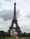  Tikko devant la Tour Eiffel. 
  