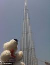 Tikko devant la plus grande tour du monde, à Dubai