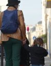 Fannie Dionne à Paris avec son fils de 19 mois.