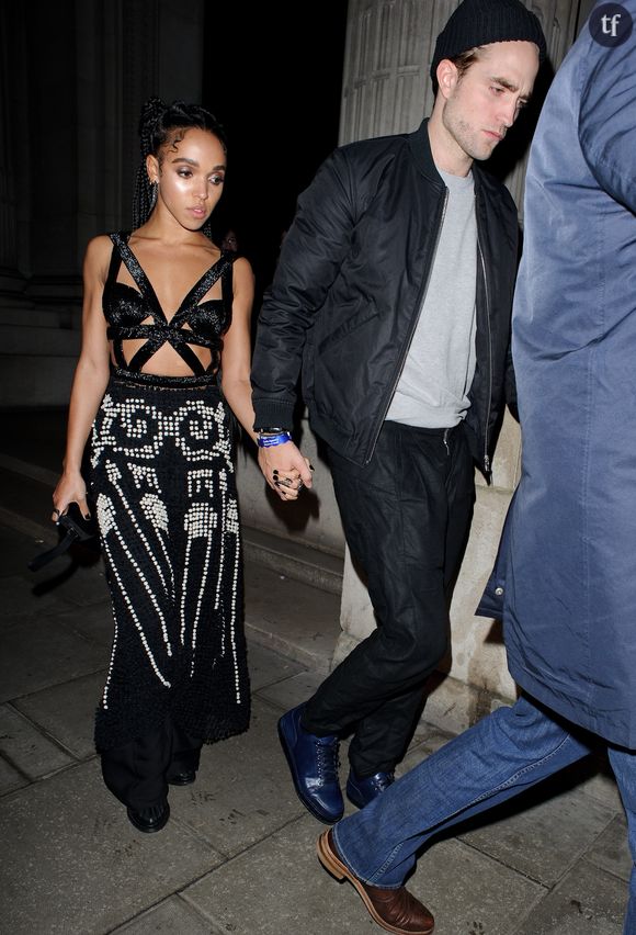 Robert Pattinson et sa petite-amie FKA Twigs arrivent à l'after-party "Warner Music Brits 2015" à Londres, le 25 février 2015. 