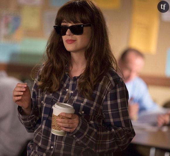 Zooey Deschanel a mal aux cheveux dans la série "New Girl"