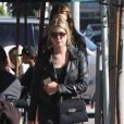   Ashley Benson est allée déjeuner avec une amie à "Urth Caffe" à West Hollywood, le 6 décembre 2014  