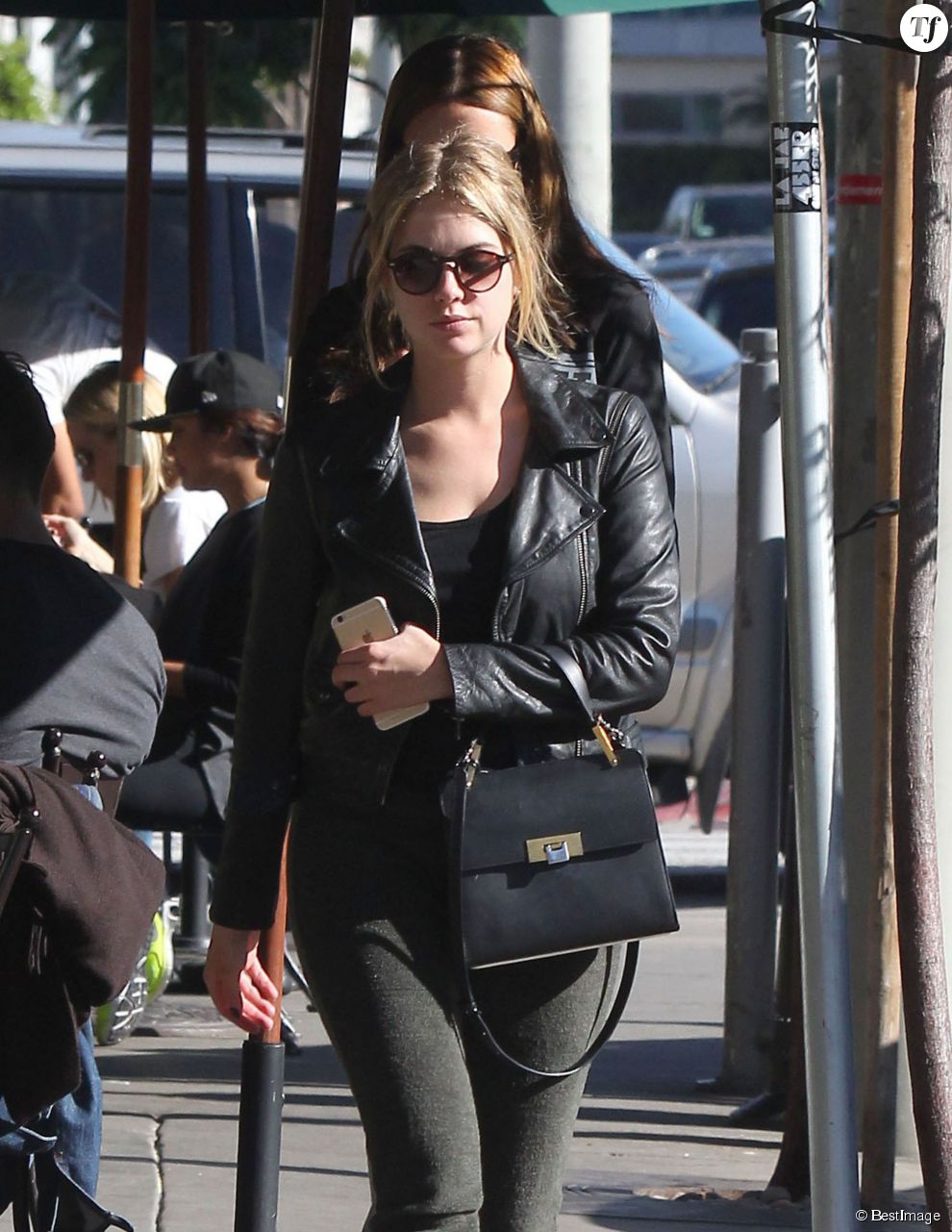   Ashley Benson est allée déjeuner avec une amie à &quot;Urth Caffe&quot; à West Hollywood, le 6 décembre 2014  