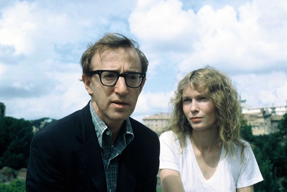 Le réalisateur Woody Allen et l'actrice Mia Farrow, en couple pendant 5 ans (ici en août 1983 à Rome).