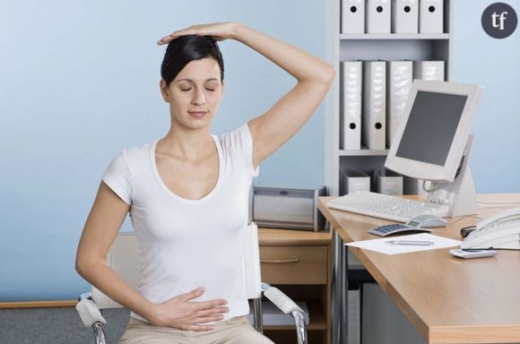 Yoga au bureau : 4 exercices pour rester sereine au travail