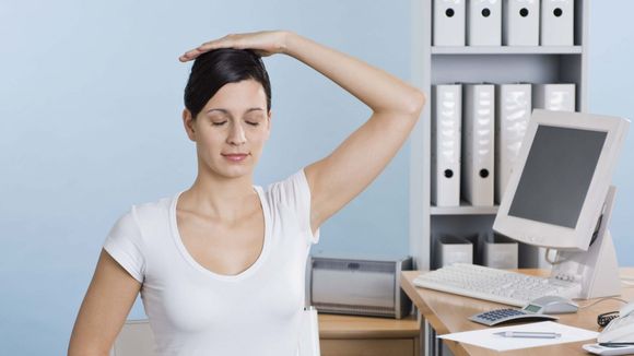 Yoga au bureau : 4 exercices pour retrouver sa sérénité au travail