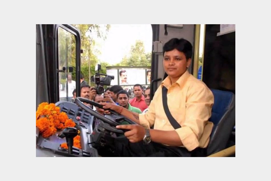 A 30 ans, Venkadarath Saritha est la première femme à conduire un bus dans la capitale indienne.