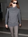  Emma Watson (top Joseph) arrive à l'aéroport LAX de Los Angeles pour prendre un avion. Le 31 octobre 2014  