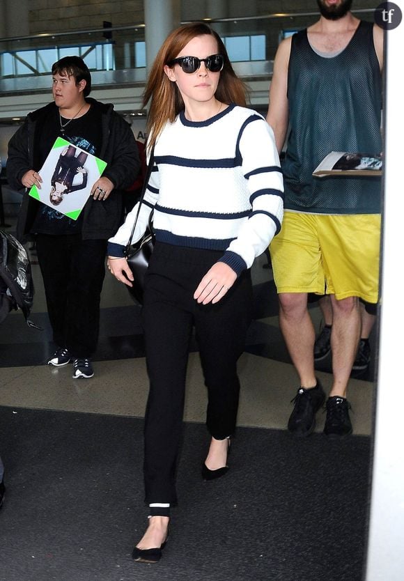  Emma Watson arrive à l'aéroport de LAX à Los Angeles, le 22 avril 2015 