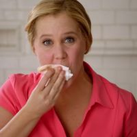 Quand la comique Amy Schumer tourne en ridicule la tendance de la "beauté naturelle"