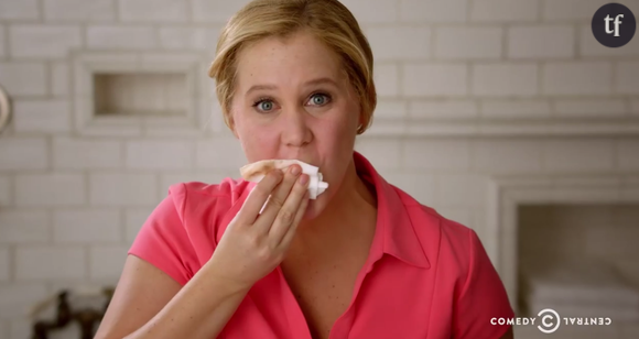 Amy Schumer enlève son maquillage.