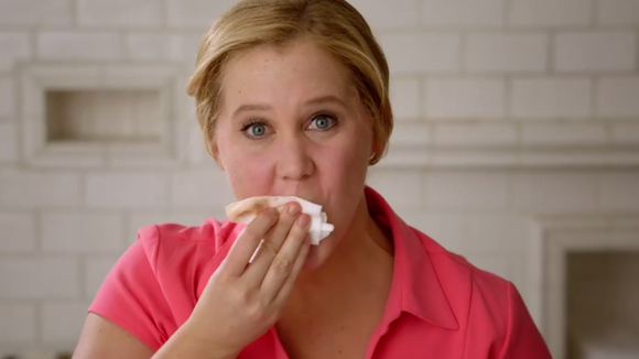 Quand la comique Amy Schumer tourne en ridicule la tendance de la "beauté naturelle"