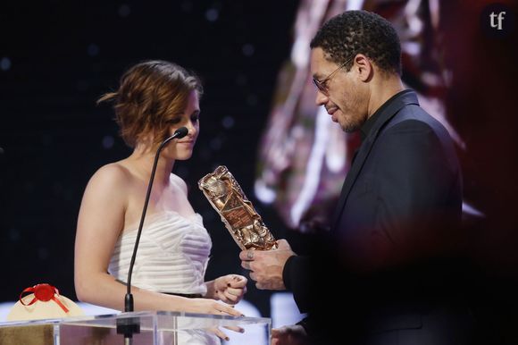 Joey Starr remettant son César à Kristen Stewart