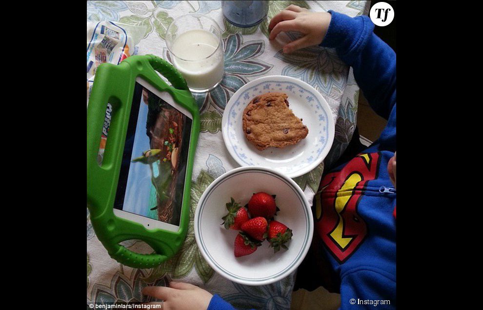 Les fraises, caution santé de ce papa qui gagne sa tranquilité avec un cookie et un iPad.