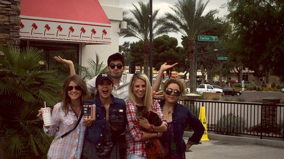 Nina Dobrev : avec qui la star de Vampire Diaries fait-elle son road trip ?