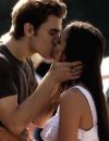 Stefan et Elena s'embrassent dans The Vampire Diaries