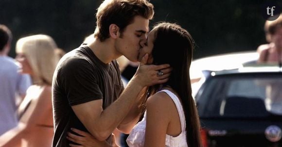 Stefan et Elena s'embrassent dans The Vampire Diaries