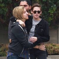 Kristen Stewart : tendrement enlacée avec Alicia Cargile à Los Angeles (photos)