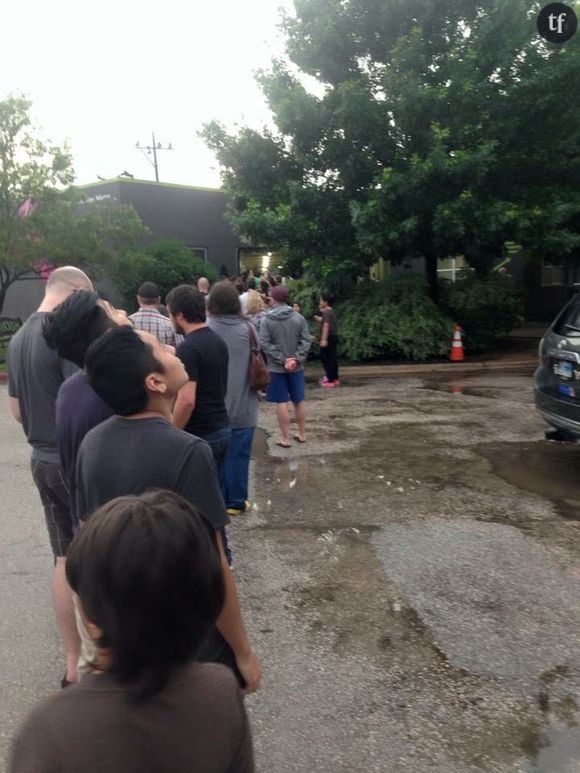 De longues files d'attente au Texas pour adopter des animaux en détresse après les inondations.