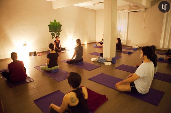 Une classe de yoga dans le studio Farashe